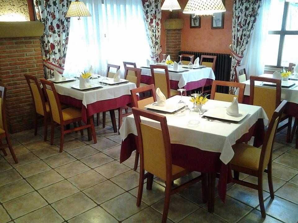Hostal Restaurante Tanis Riano  Exterior photo